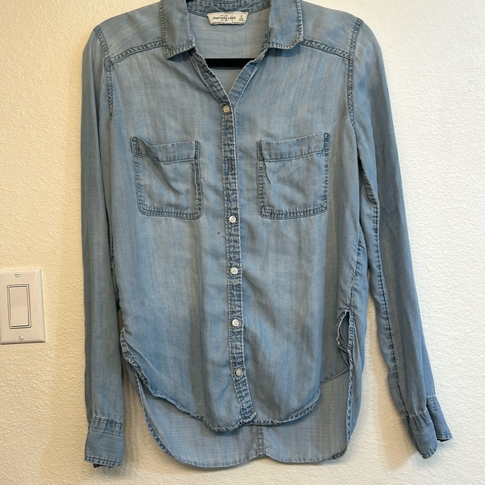 Abercrombie &Fitch Blue Denim Chambray button down Size S (stain in the front)